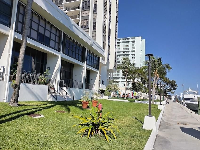 Recently Sold: $450,000 (1 beds, 1 baths, 1064 Square Feet)