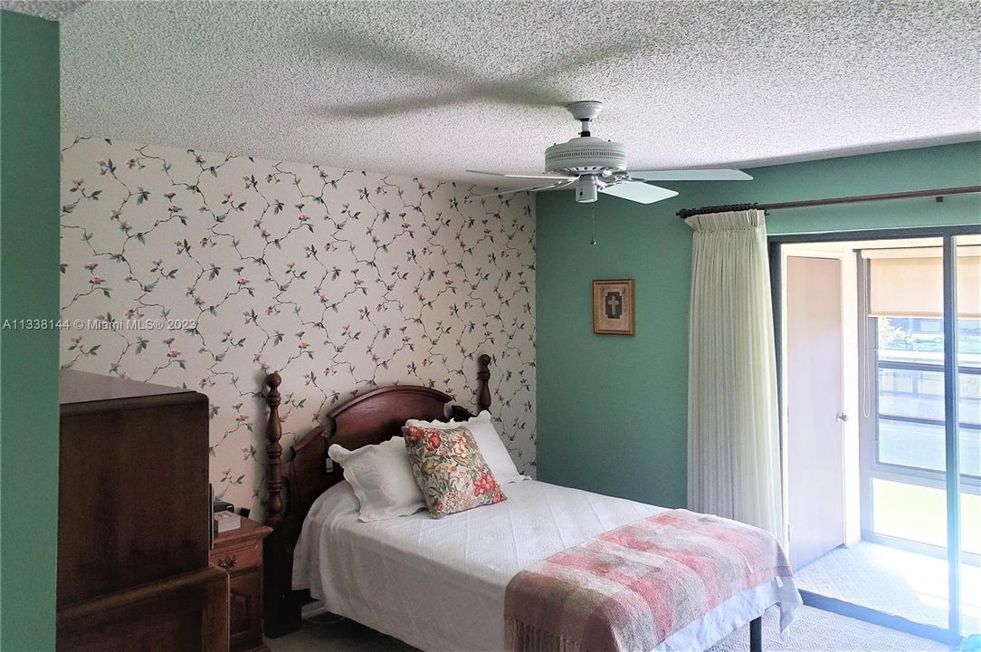 Primary w/Walk-in Closet