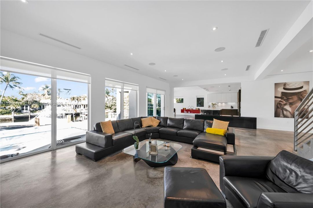 Recently Sold: $4,680,000 (4 beds, 3 baths, 4069 Square Feet)