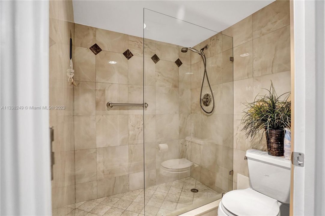 最近售出: $439,900 (2 贝兹, 2 浴室, 1180 平方英尺)