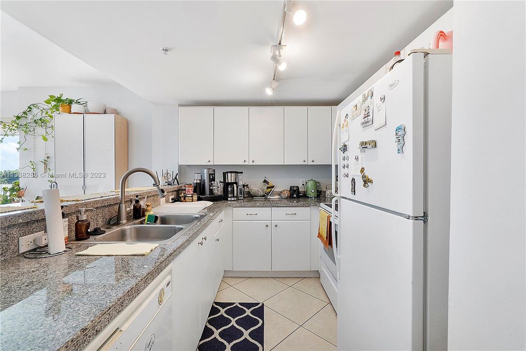 Recently Sold: $390,000 (1 beds, 1 baths, 843 Square Feet)