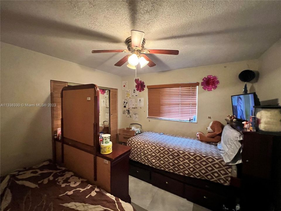 Recently Sold: $400,000 (3 beds, 2 baths, 1392 Square Feet)