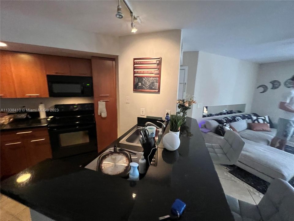 Recently Sold: $230,000 (1 beds, 1 baths, 743 Square Feet)