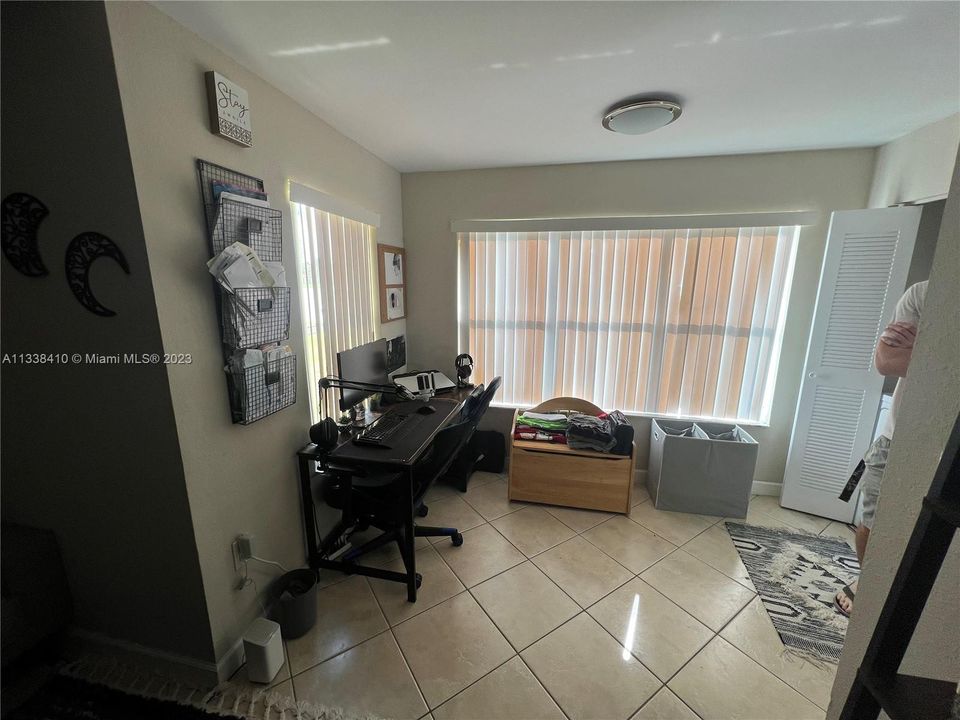 Recently Sold: $230,000 (1 beds, 1 baths, 743 Square Feet)