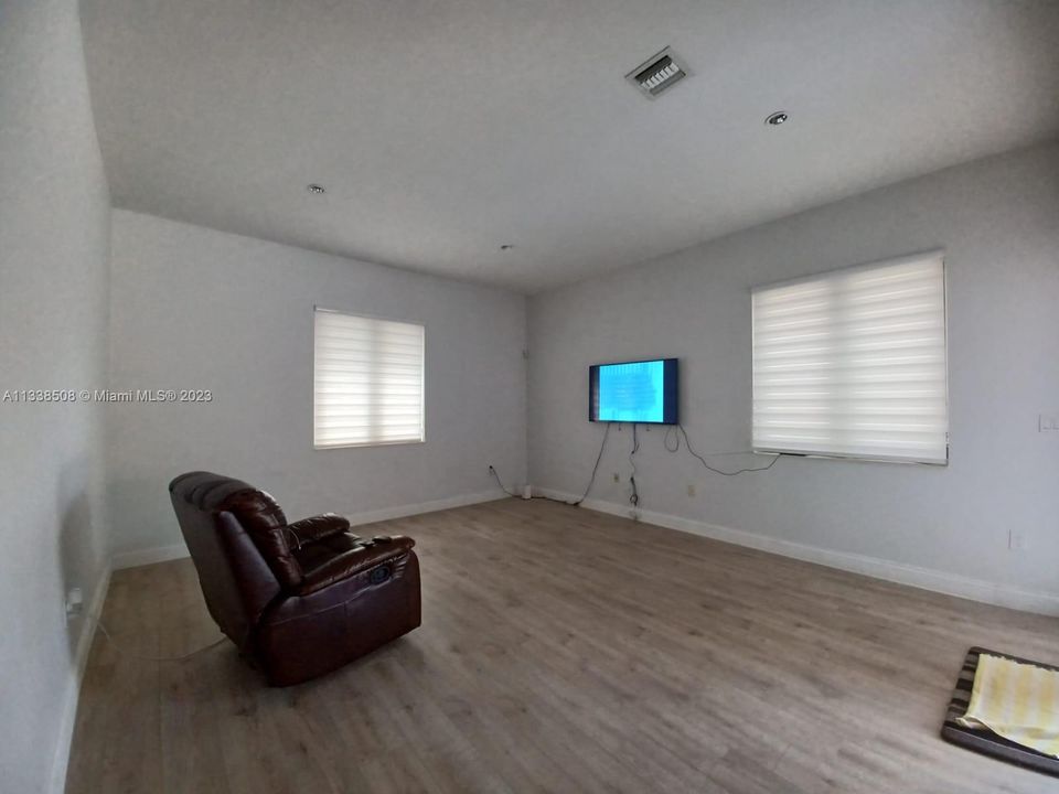 Recently Rented: $5,500 (4 beds, 4 baths, 2861 Square Feet)