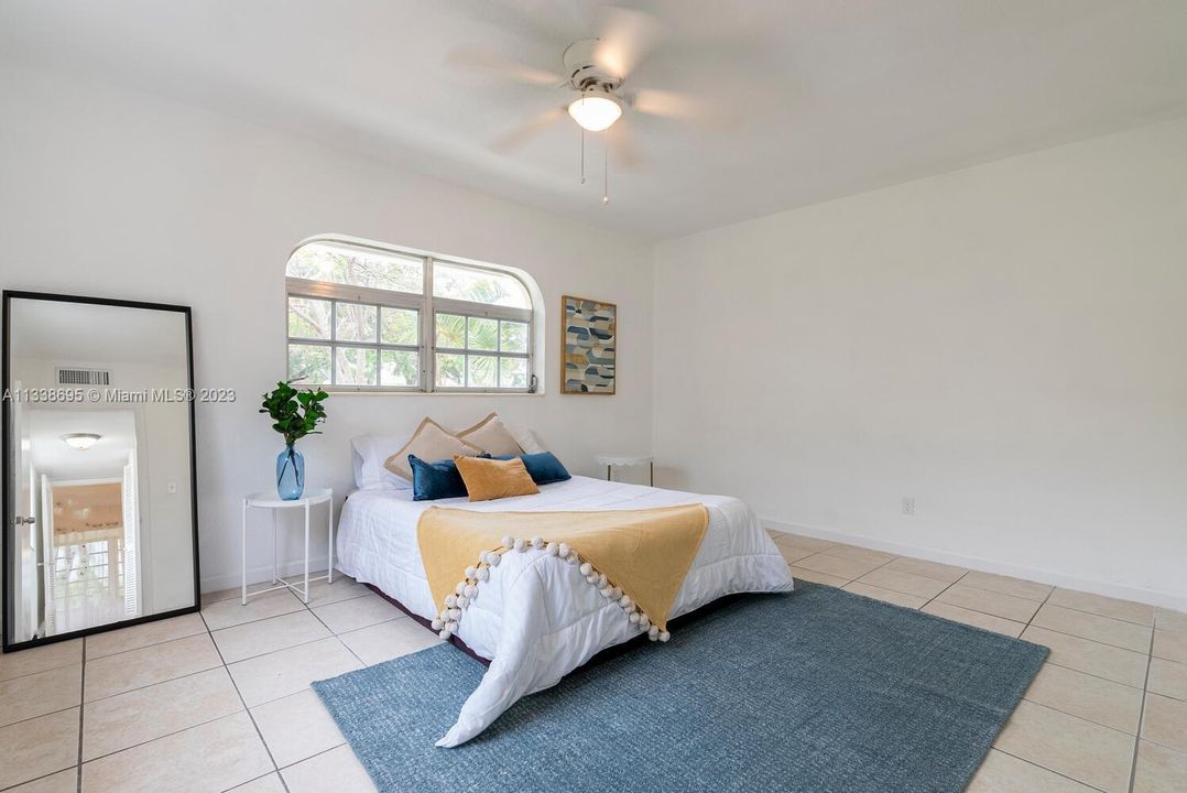 Recently Sold: $220,000 (1 beds, 1 baths, 924 Square Feet)
