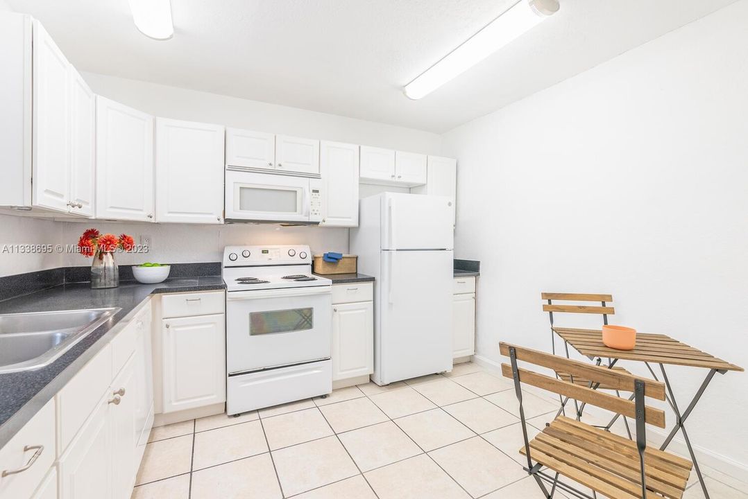 Recently Sold: $220,000 (1 beds, 1 baths, 924 Square Feet)
