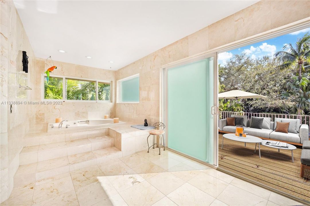 Recently Sold: $9,500,000 (5 beds, 4 baths, 4299 Square Feet)