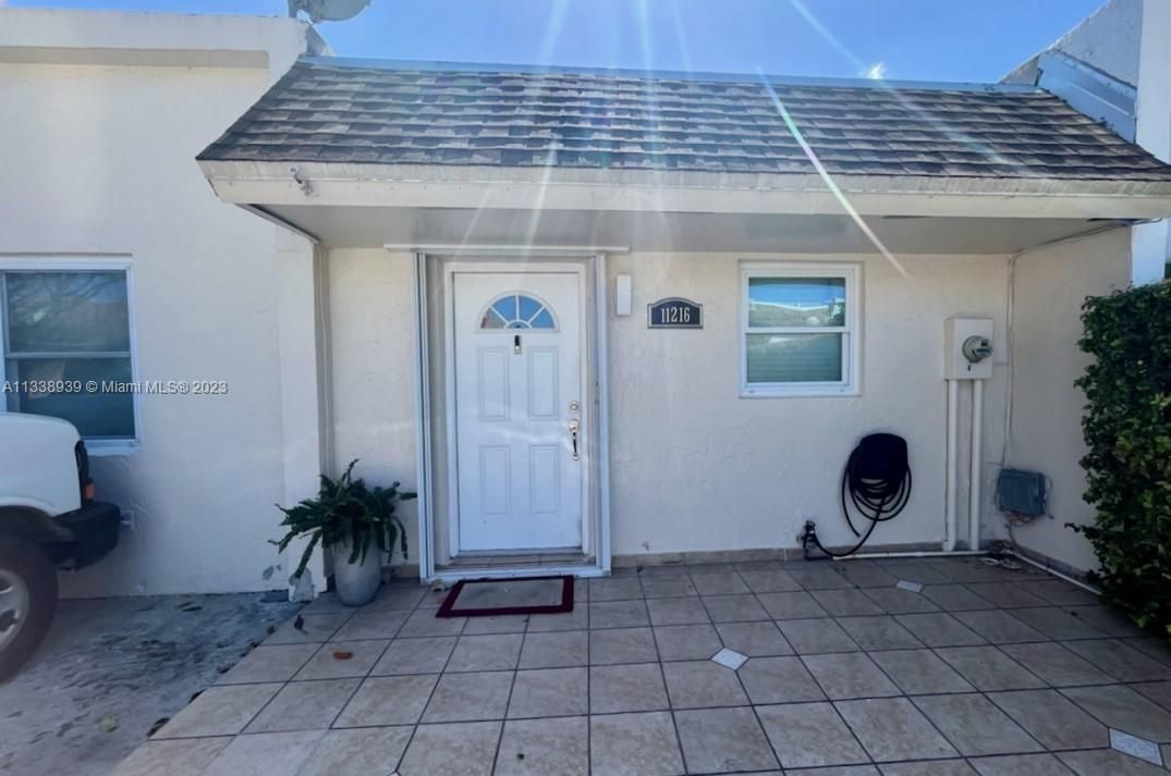 Recently Sold: $310,000 (2 beds, 1 baths, 990 Square Feet)