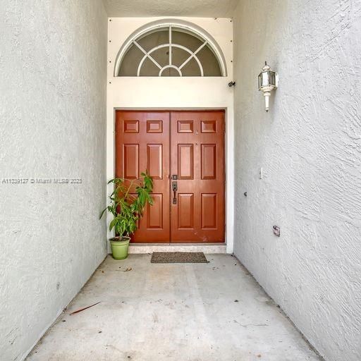 Recently Rented: $2,900 (3 beds, 2 baths, 1572 Square Feet)