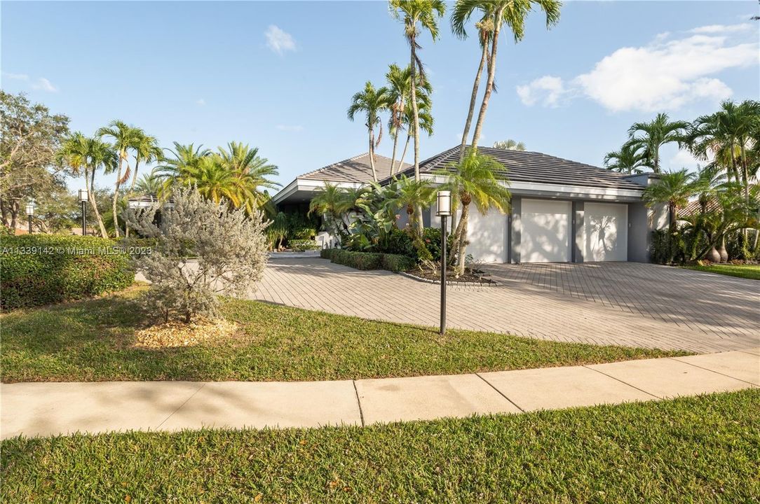 Vendido Recientemente: $2,795,000 (3 camas, 3 baños, 3945 Pies cuadrados)