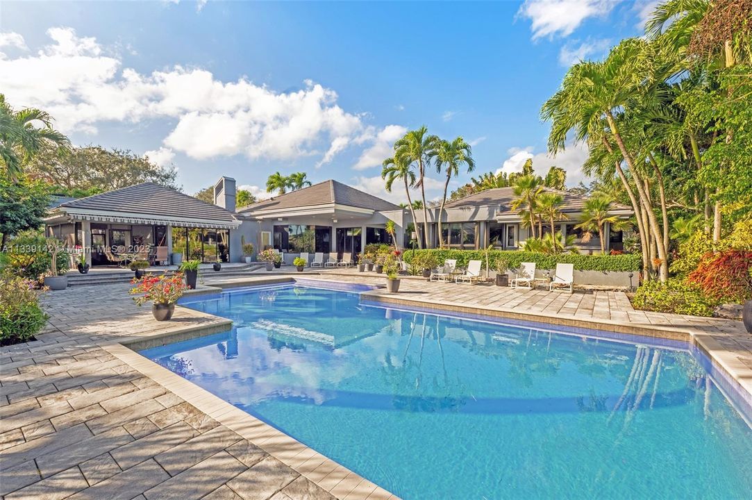 Vendido Recientemente: $2,795,000 (3 camas, 3 baños, 3945 Pies cuadrados)