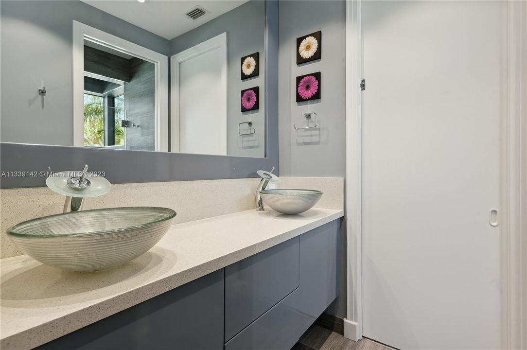 Vendido Recientemente: $2,795,000 (3 camas, 3 baños, 3945 Pies cuadrados)