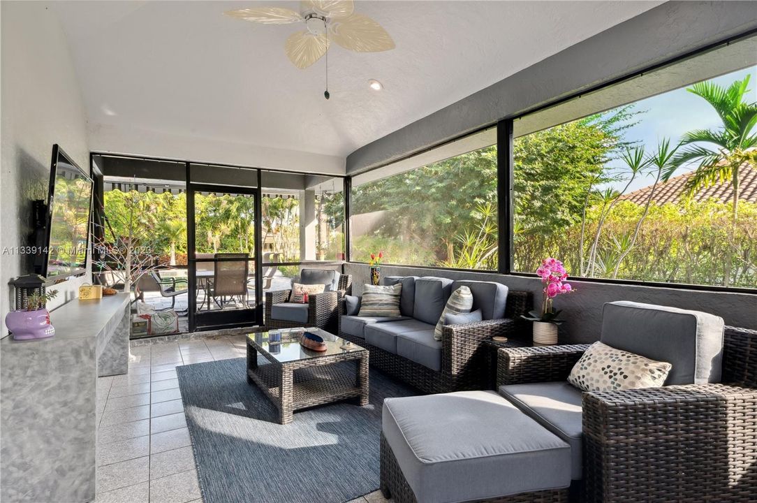 Vendido Recientemente: $2,795,000 (3 camas, 3 baños, 3945 Pies cuadrados)