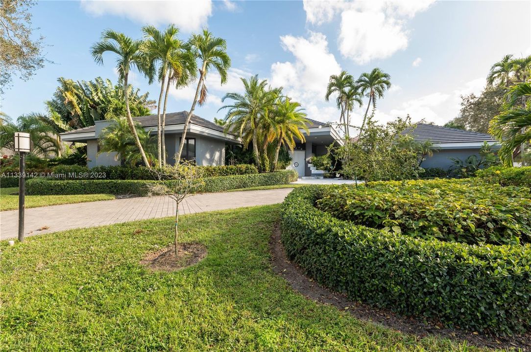 Vendido Recientemente: $2,795,000 (3 camas, 3 baños, 3945 Pies cuadrados)