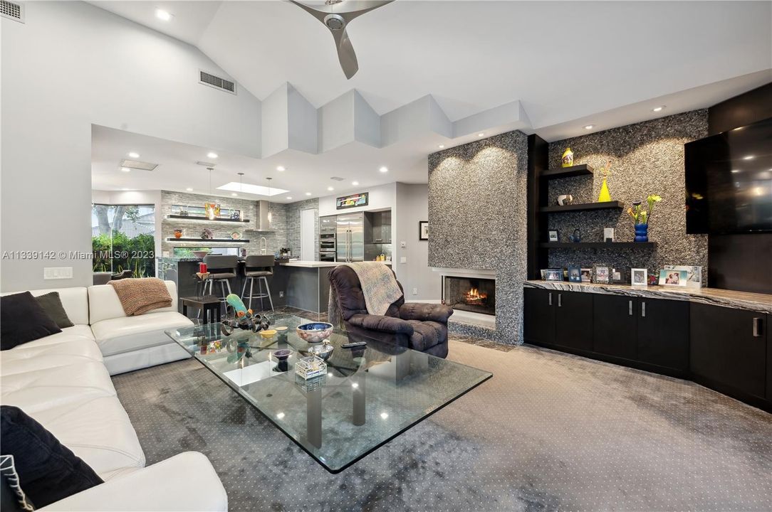 Vendido Recientemente: $2,795,000 (3 camas, 3 baños, 3945 Pies cuadrados)