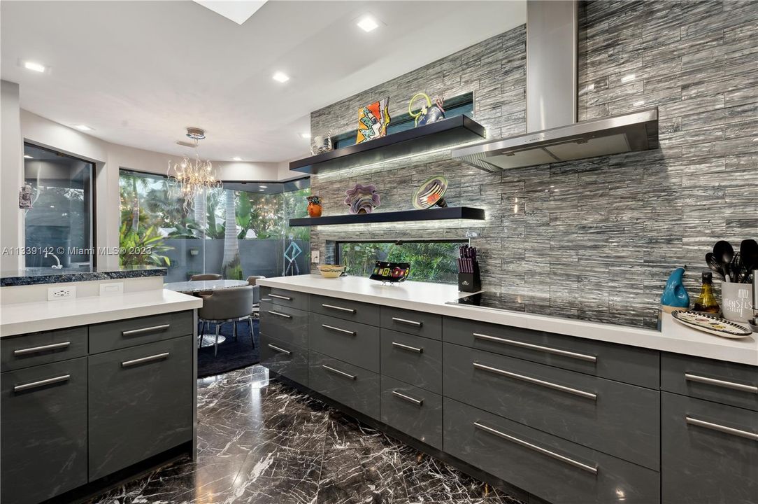 Vendido Recientemente: $2,795,000 (3 camas, 3 baños, 3945 Pies cuadrados)