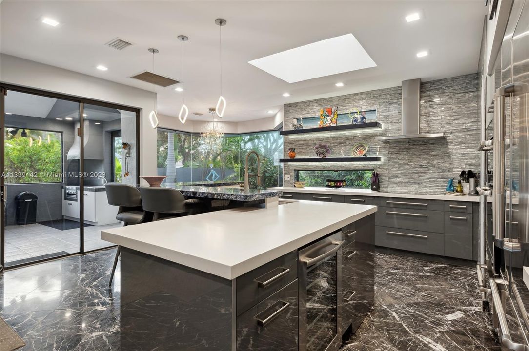 Vendido Recientemente: $2,795,000 (3 camas, 3 baños, 3945 Pies cuadrados)