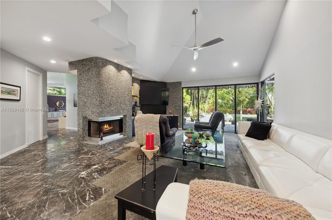 Vendido Recientemente: $2,795,000 (3 camas, 3 baños, 3945 Pies cuadrados)