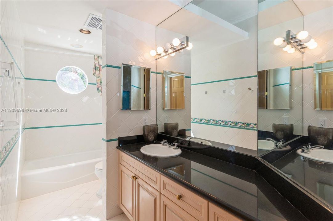 最近售出: $1,145,000 (3 贝兹, 3 浴室, 3336 平方英尺)