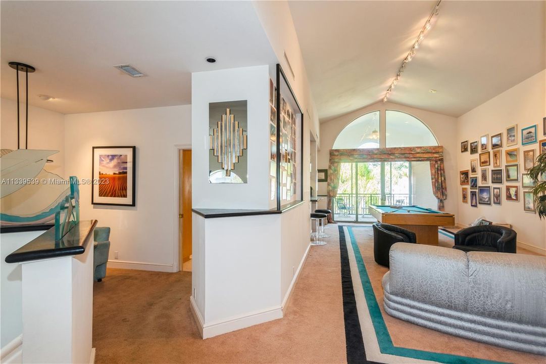 最近售出: $1,145,000 (3 贝兹, 3 浴室, 3336 平方英尺)