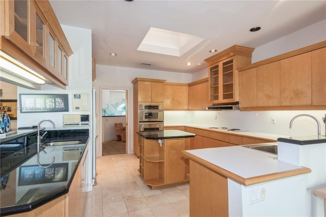 最近售出: $1,145,000 (3 贝兹, 3 浴室, 3336 平方英尺)