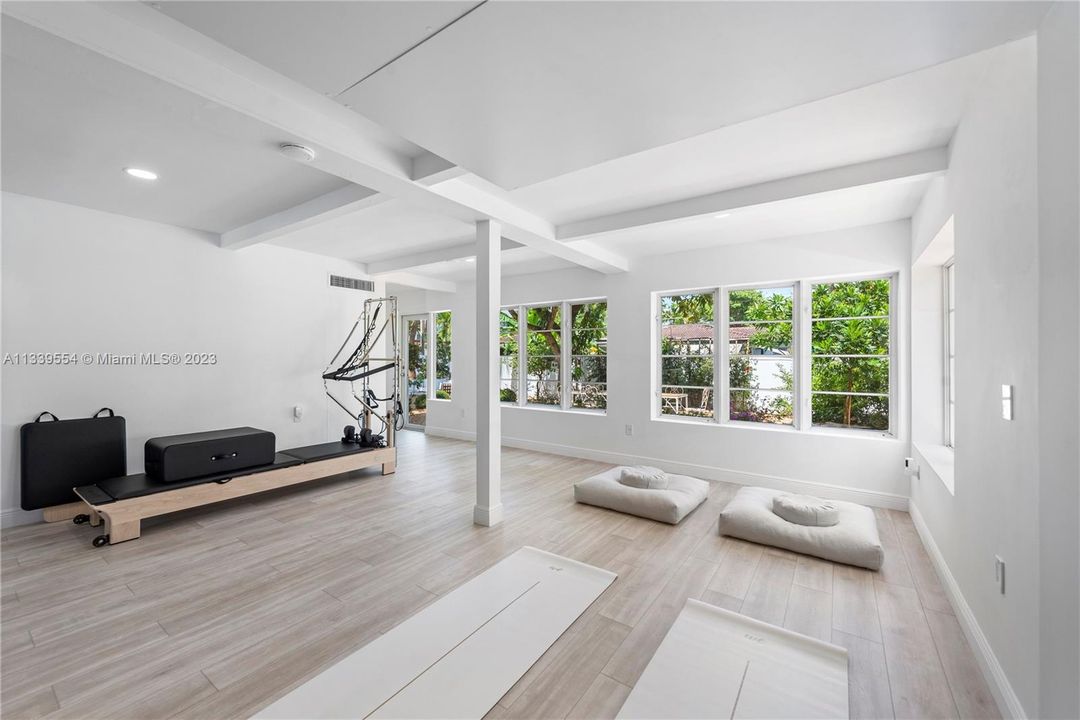Recently Sold: $4,850,000 (5 beds, 4 baths, 3897 Square Feet)
