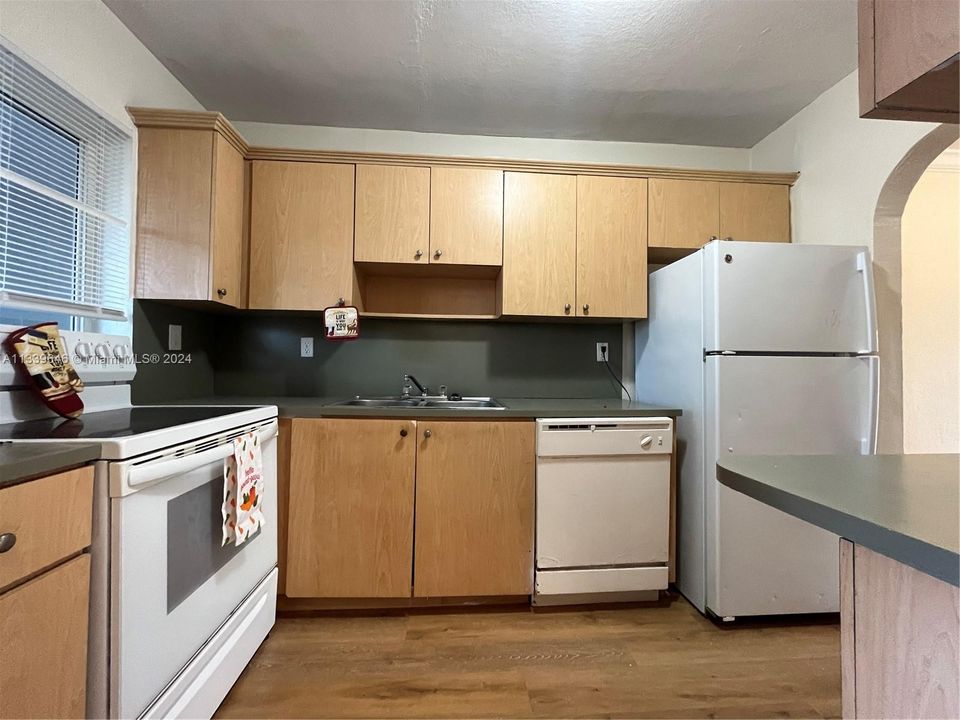 For Sale: $210,000 (2 beds, 1 baths, 855 Square Feet)
