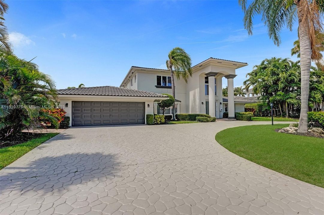 Recently Sold: $3,400,000 (5 beds, 4 baths, 4109 Square Feet)