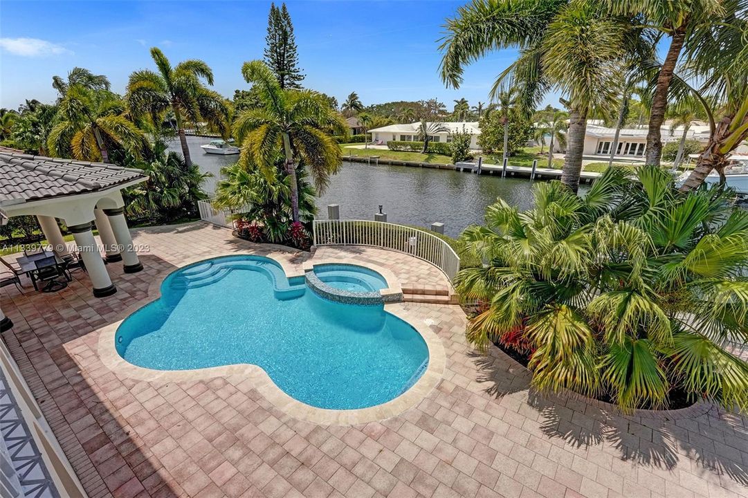 Recently Sold: $3,400,000 (5 beds, 4 baths, 4109 Square Feet)