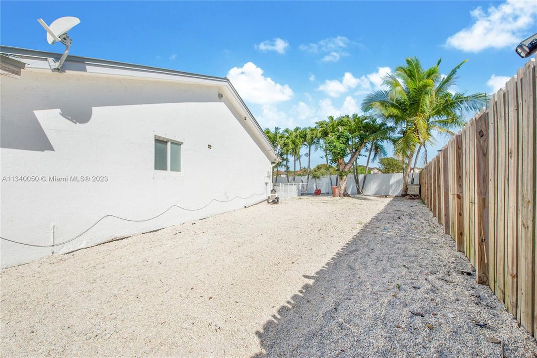 Side yard has plenty of room to park your toys!