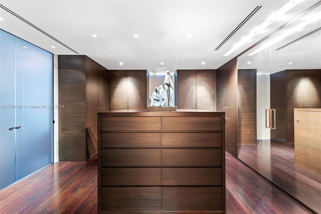 Недавно продано: $7,600,000 (4 спален, 3 ванн, 4135 Квадратных фут)