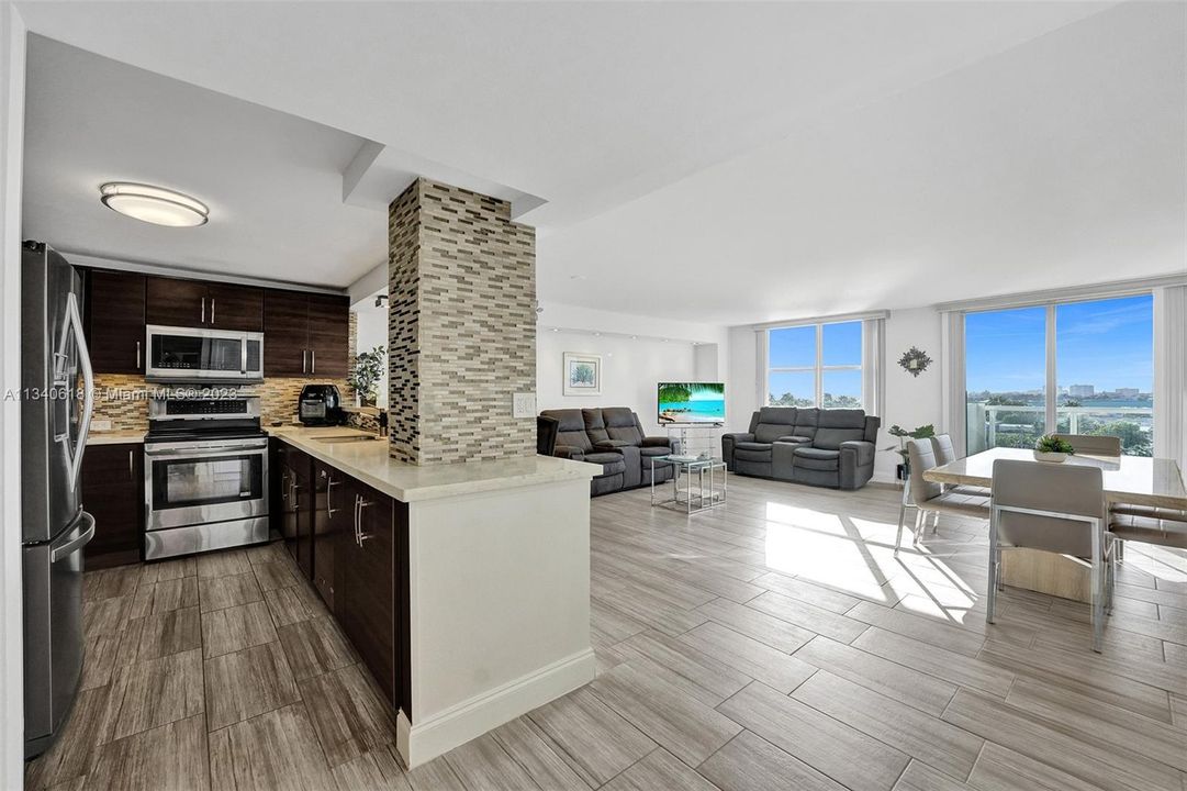 Recently Sold: $700,000 (2 beds, 2 baths, 1484 Square Feet)