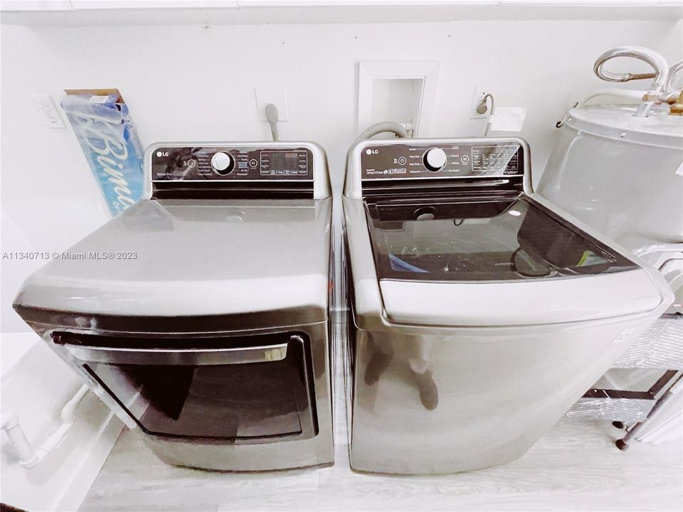 Recently Sold: $841,000 (3 beds, 2 baths, 1662 Square Feet)