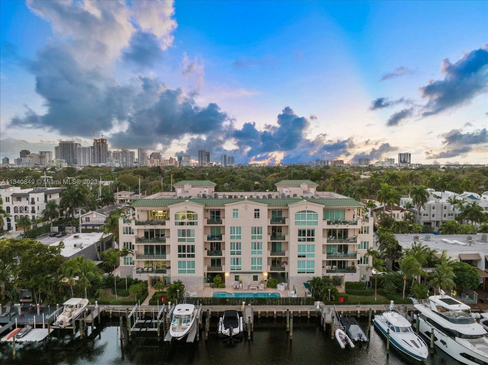 Recently Sold: $3,297,000 (4 beds, 4 baths, 3664 Square Feet)