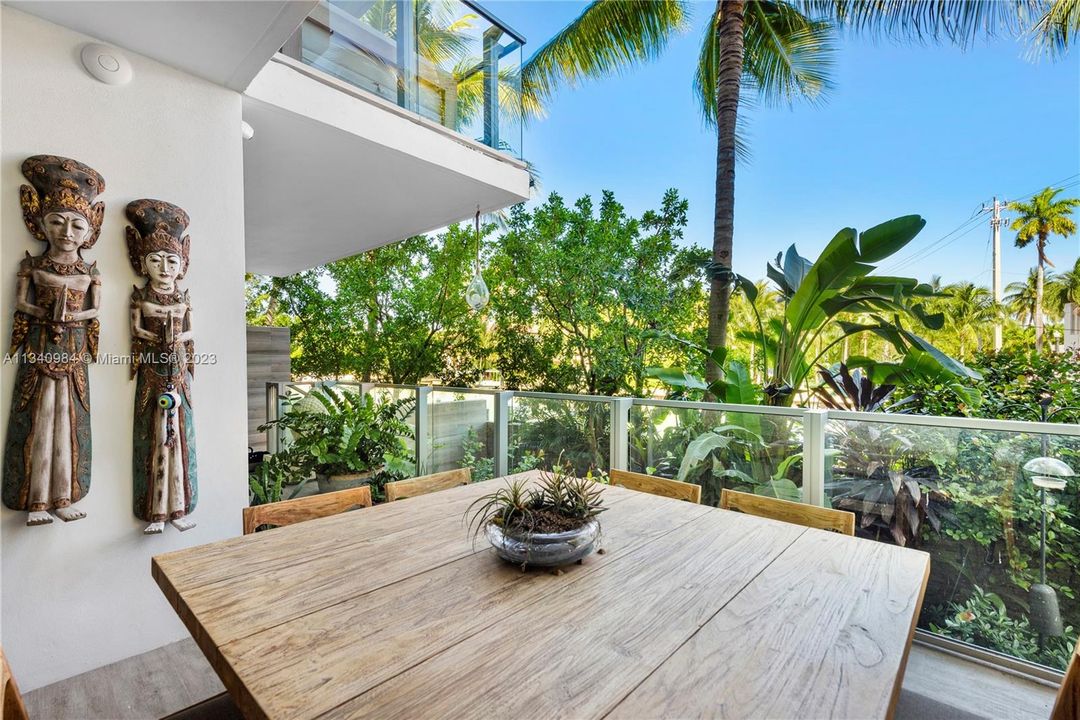 Recently Sold: $3,999,000 (3 beds, 3 baths, 1820 Square Feet)
