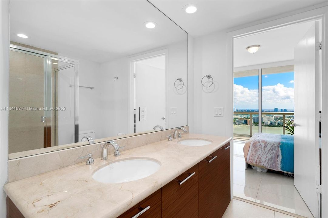 最近售出: $870,000 (2 贝兹, 2 浴室, 1357 平方英尺)