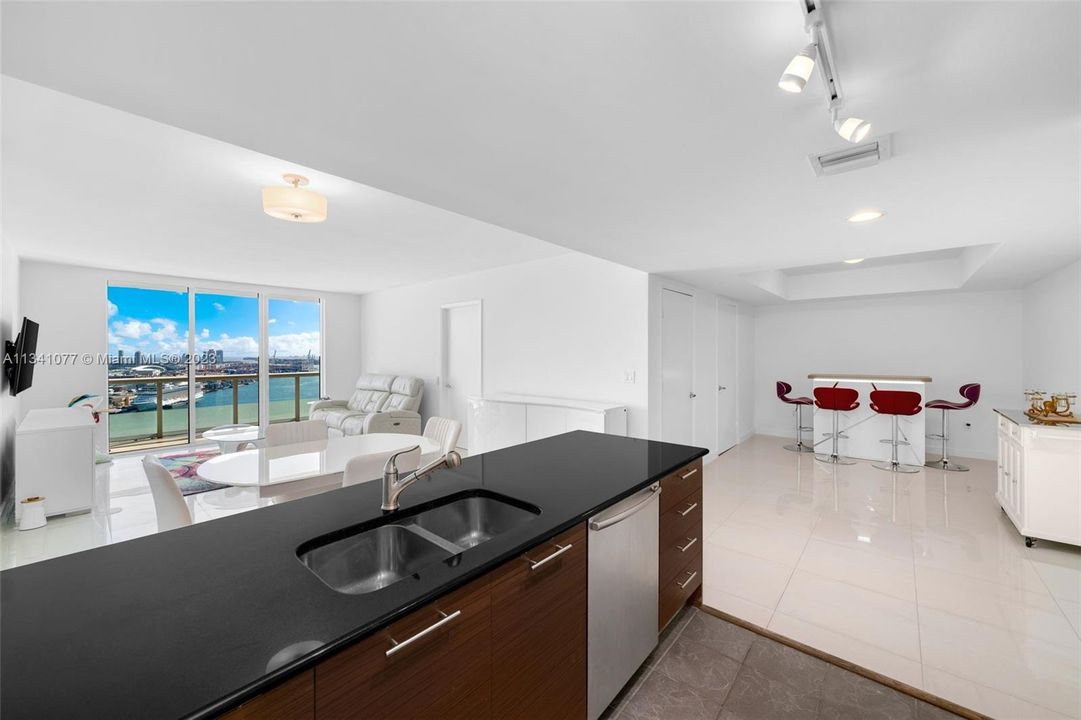 Recently Sold: $870,000 (2 beds, 2 baths, 1357 Square Feet)