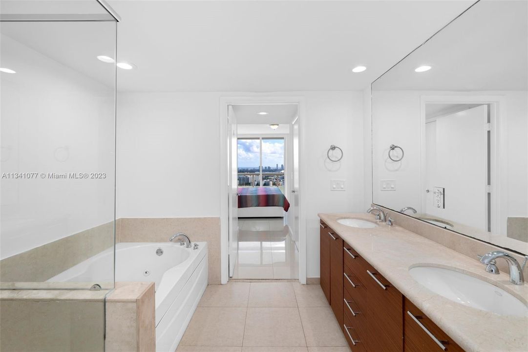 最近售出: $870,000 (2 贝兹, 2 浴室, 1357 平方英尺)