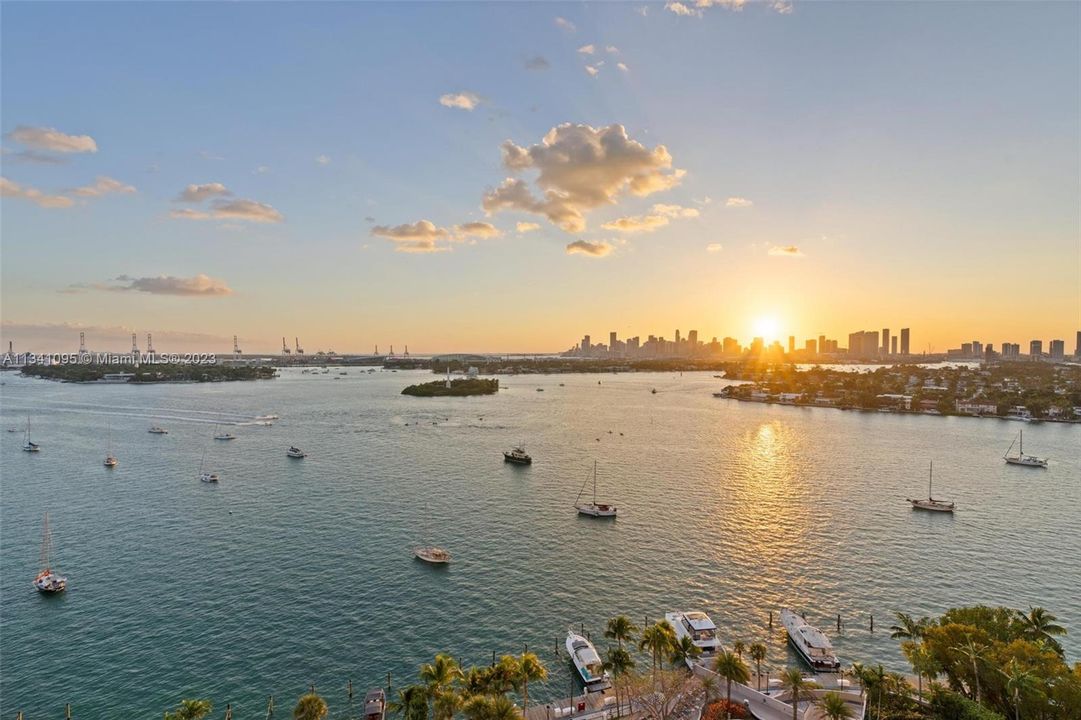 Недавно продано: $890,000 (2 спален, 2 ванн, 1154 Квадратных фут)