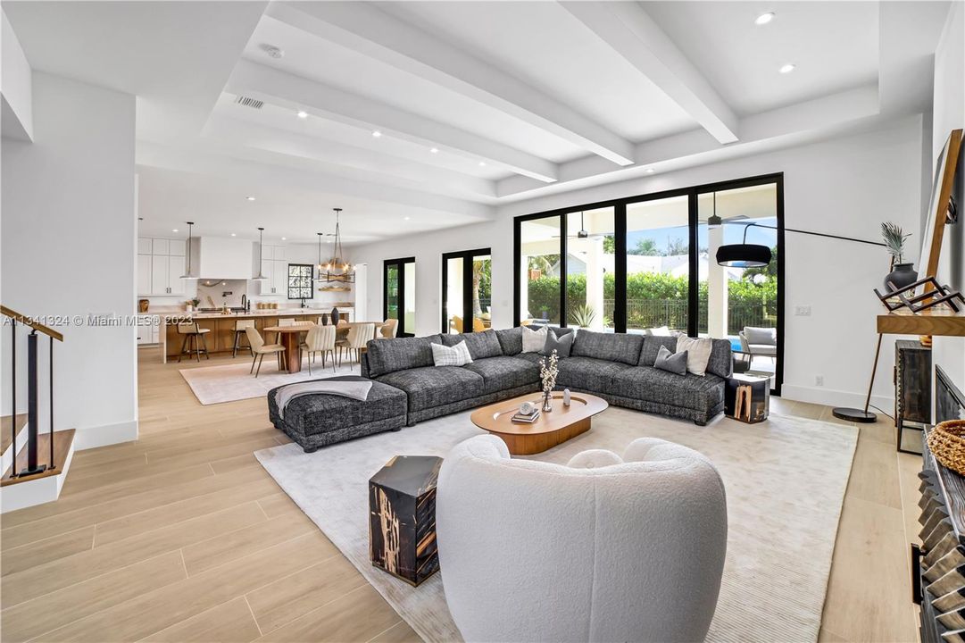 Recently Sold: $3,000,000 (5 beds, 6 baths, 4543 Square Feet)