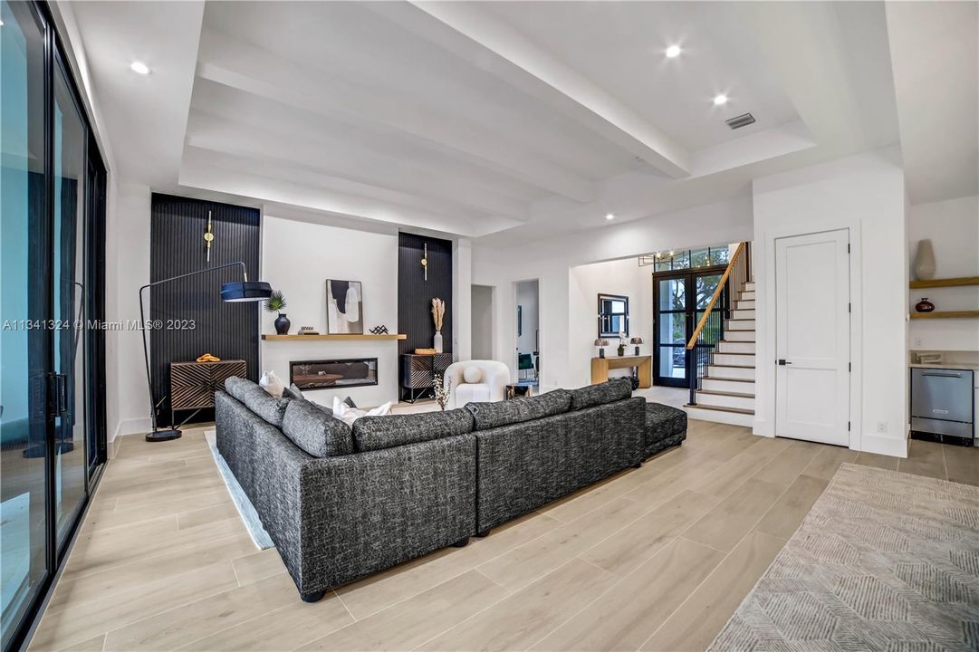 Recently Sold: $3,000,000 (5 beds, 6 baths, 4543 Square Feet)