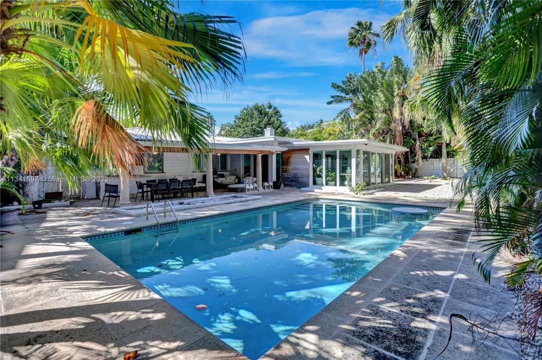 Recently Sold: $4,300,000 (3 beds, 3 baths, 3310 Square Feet)