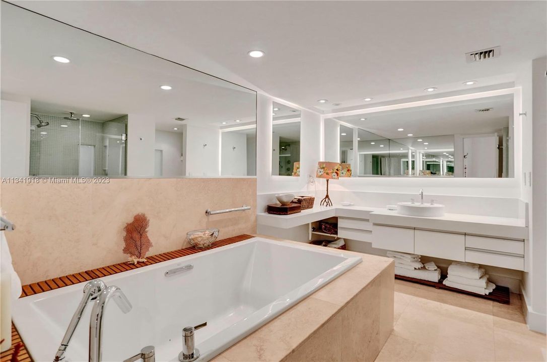 Recently Sold: $1,350,000 (2 beds, 2 baths, 1782 Square Feet)