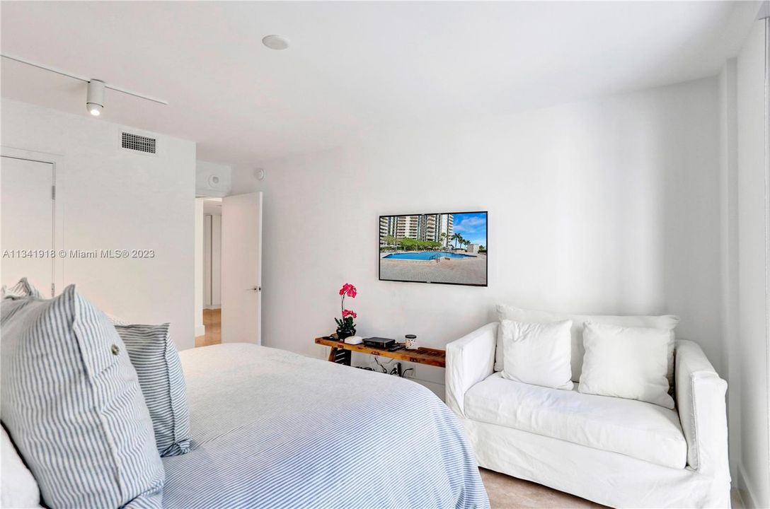 Recently Sold: $1,350,000 (2 beds, 2 baths, 1782 Square Feet)