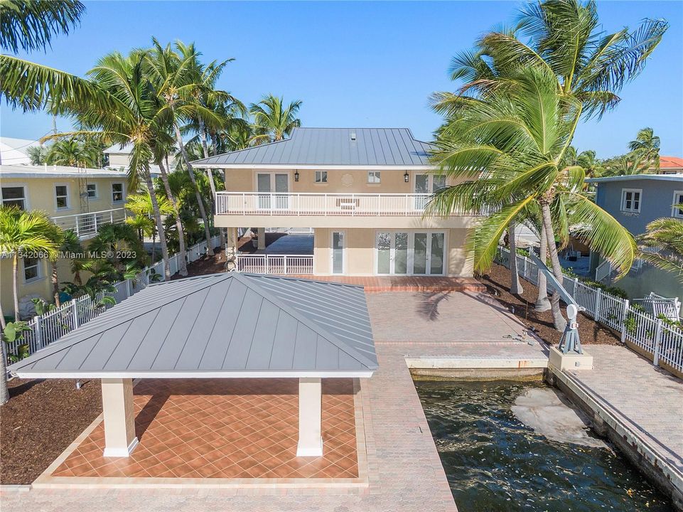 Recently Sold: $2,399,000 (3 beds, 3 baths, 1302 Square Feet)