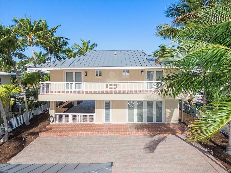 Recently Sold: $2,399,000 (3 beds, 3 baths, 1302 Square Feet)