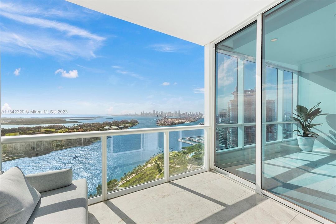 Recently Sold: $5,695,000 (2 beds, 2 baths, 1791 Square Feet)