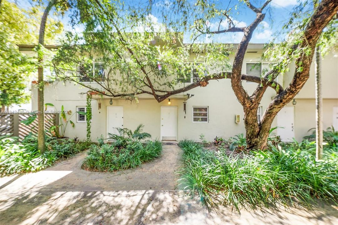 Recently Sold: $585,000 (2 beds, 1 baths, 965 Square Feet)