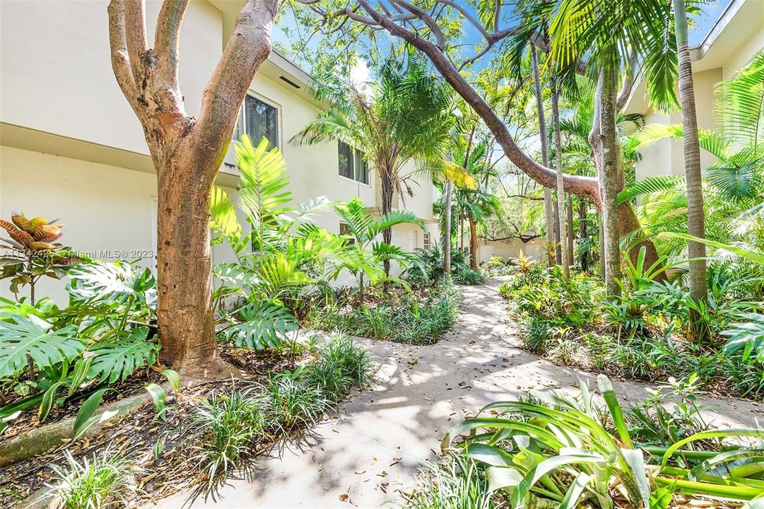 Recently Sold: $585,000 (2 beds, 1 baths, 965 Square Feet)
